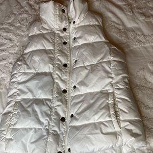 Sleeveless puffer jacket